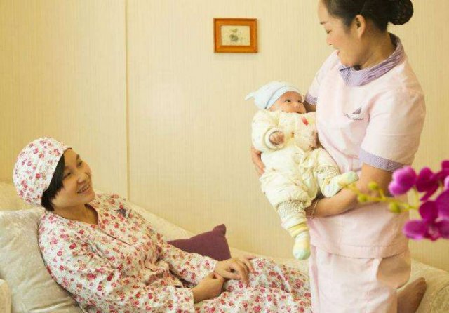 如何確定醫(yī)院陪護(hù)人員是否專業(yè)可靠？